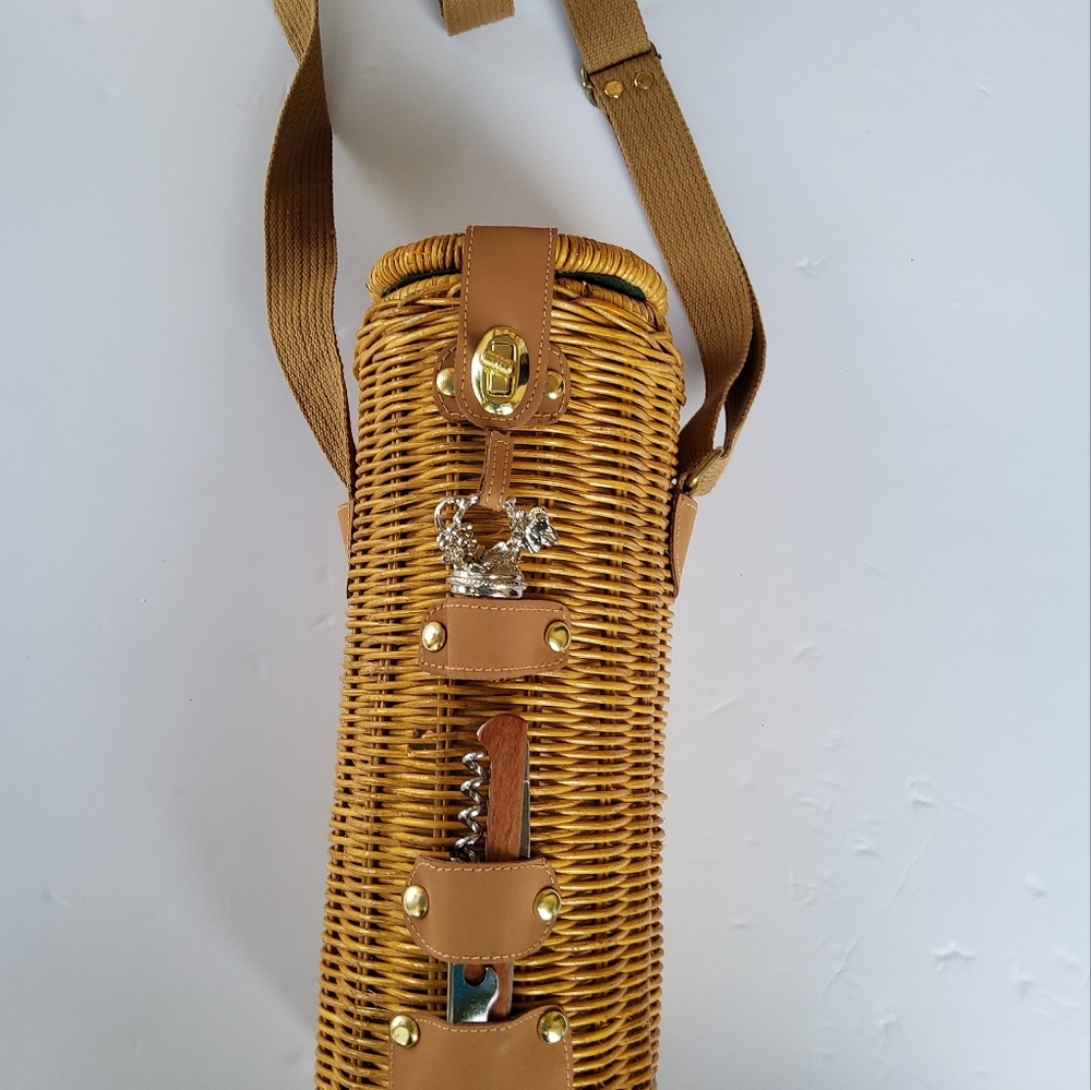 Wicker wine basket with wine stopper and bottle multi-tool